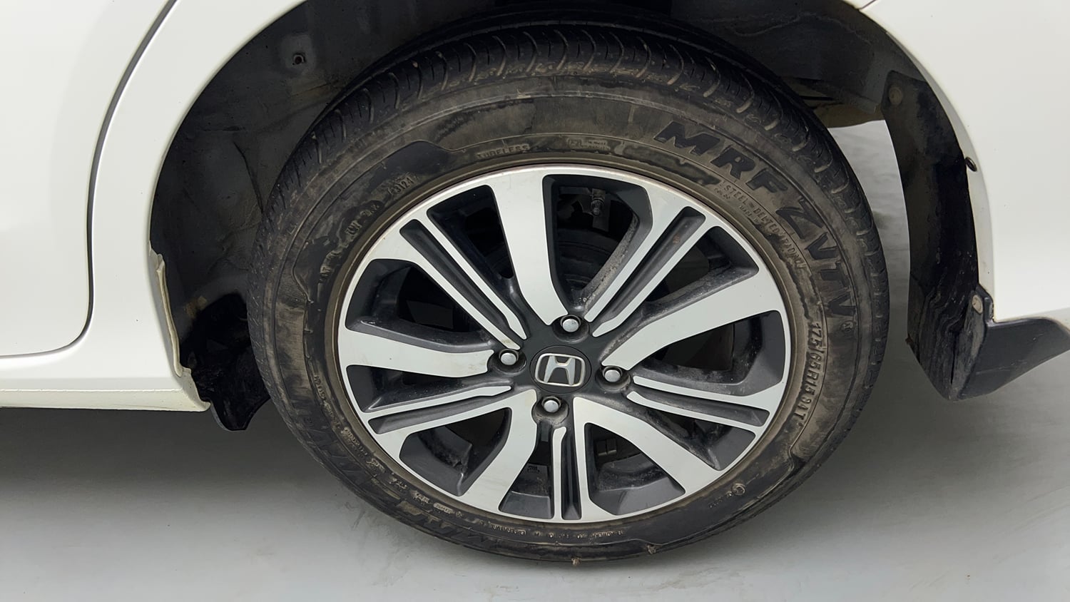 Used 2024 honda Amaze 2nd Generation VX 1.2 Petrol CVT Petrol Automatic tyres LEFT REAR TYRE RIM VIEW