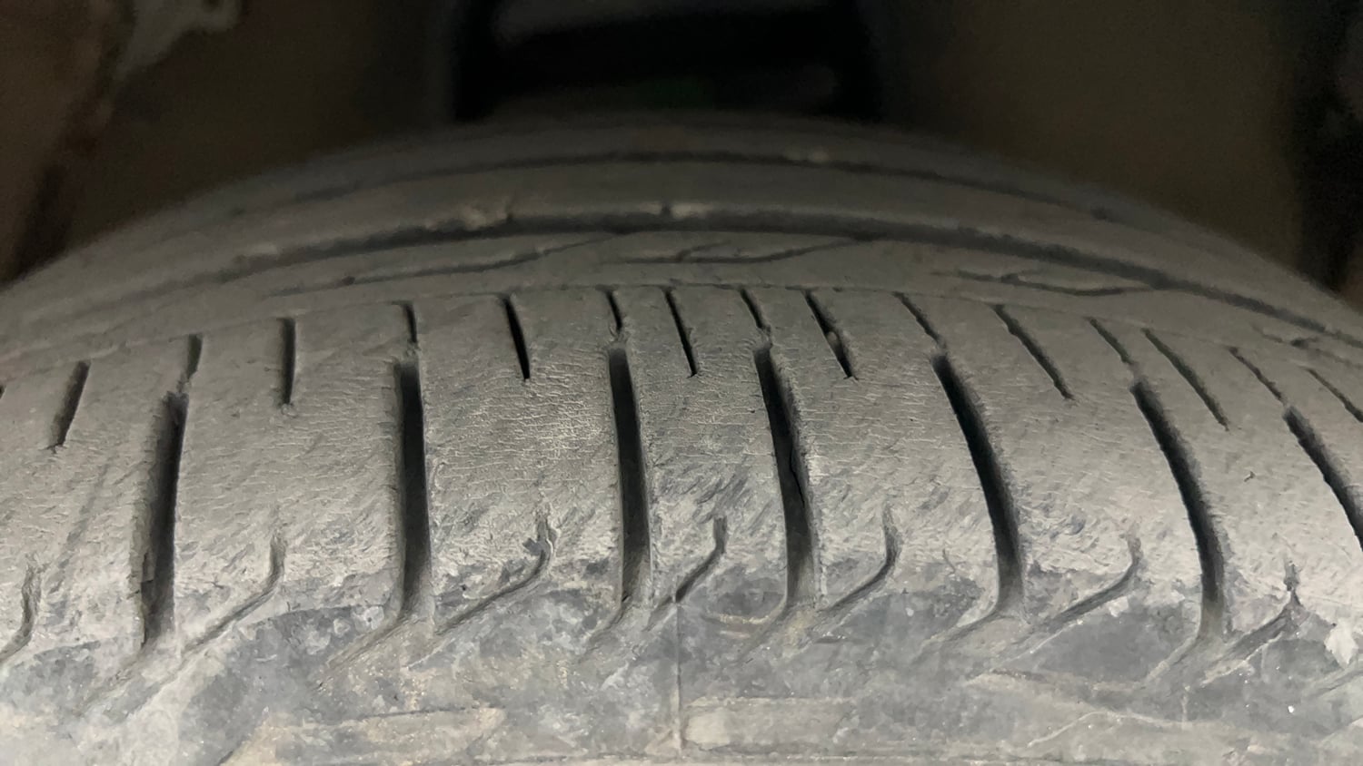 Used 2023 Toyota Innova Crysta ZX 2.7 AT 7 STR Petrol Automatic tyres RIGHT FRONT TYRE TREAD VIEW