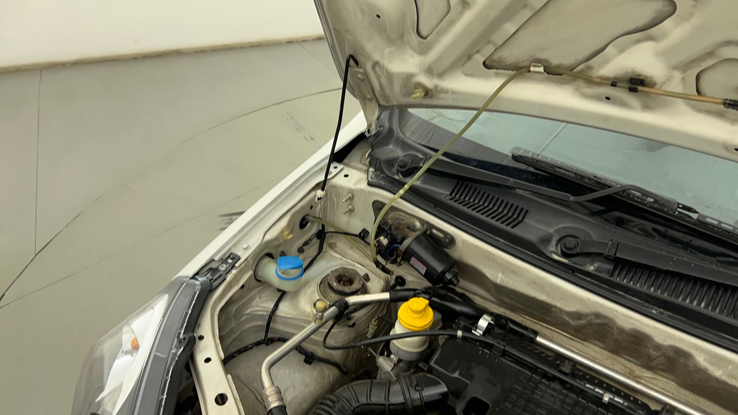 Used 2014 Maruti Suzuki Alto 800 Lxi Petrol Manual engine ENGINE RIGHT SIDE HINGE & APRON VIEW