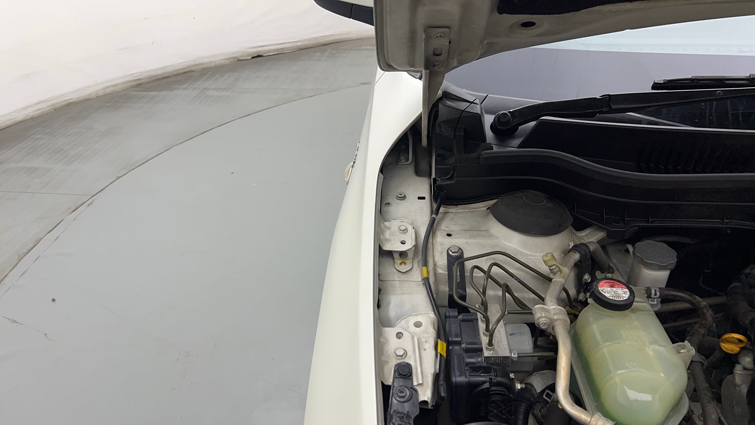Used 2019 Maruti Suzuki Vitara Brezza [2016-2020] VDi Diesel Manual engine ENGINE RIGHT SIDE HINGE & APRON VIEW