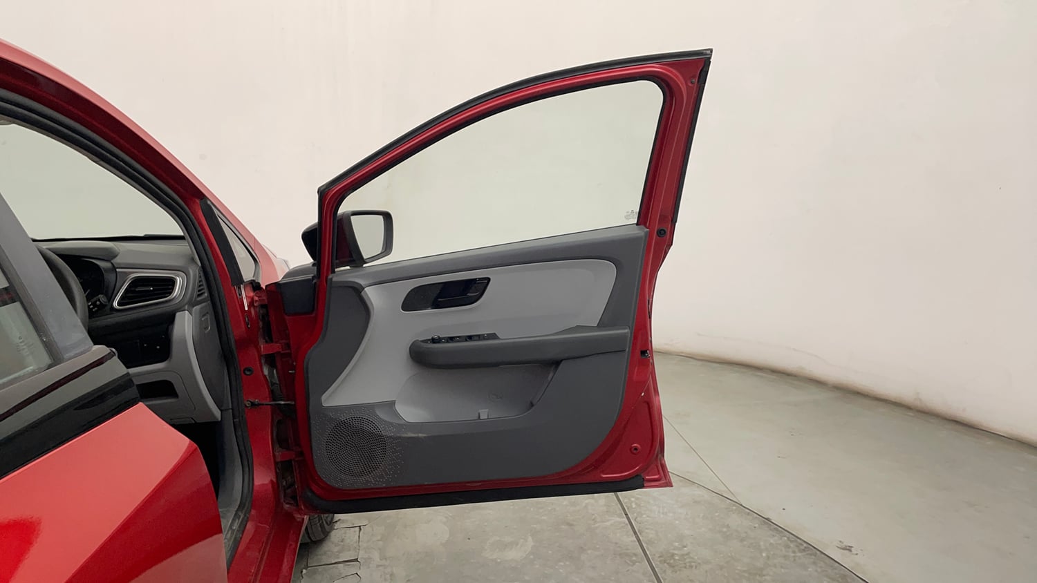 Used 2020 Tata Altroz XT Petrol Petrol Manual interior RIGHT FRONT DOOR OPEN VIEW