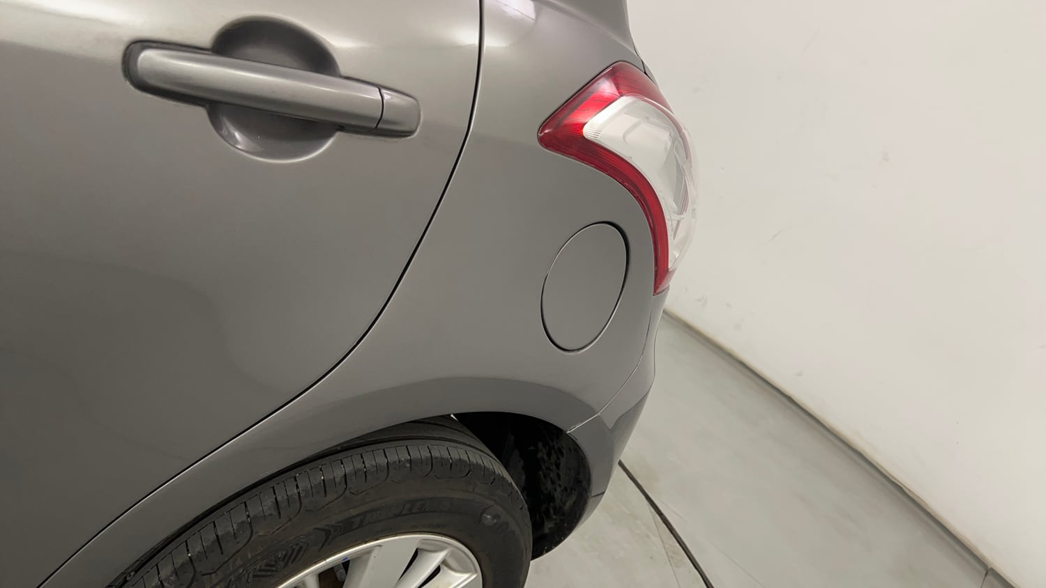 Used 2016 Maruti Suzuki Swift ZXi Petrol Manual dents MINOR SCRATCH