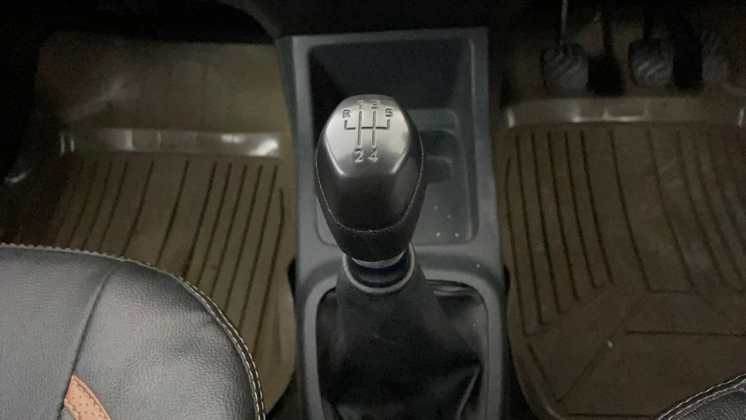 Used 2016 Renault Kwid RXT Petrol Manual interior GEAR  KNOB VIEW