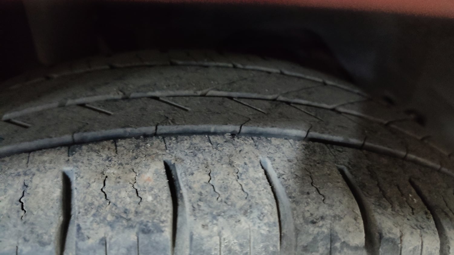 Used 2016 Ford Figo Aspire Titanium 1.2 Ti-VCT Petrol Manual tyres RIGHT REAR TYRE TREAD VIEW