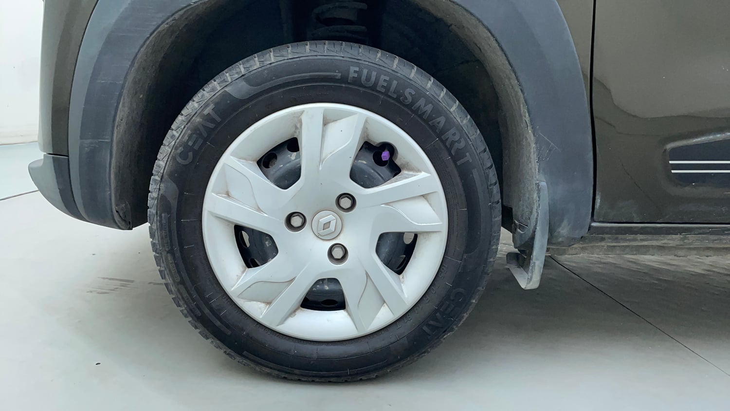 Used 2024 Renault Kwid RXT 1.0L Petrol Manual tyres LEFT FRONT TYRE RIM VIEW