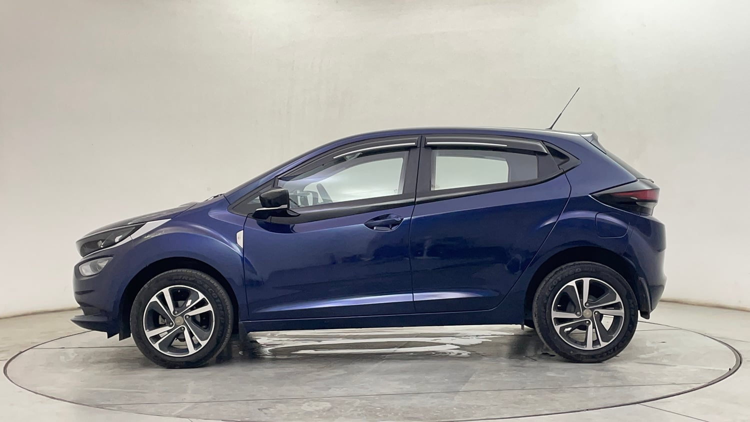 Used 2025 Tata Altroz XZ Petrol Petrol Manual exterior LEFT SIDE VIEW