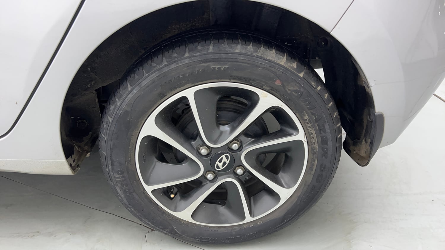 Used 2018 Hyundai Grand i10 Sportz (O) AT 1.2 Kappa VTVT Petrol Automatic tyres LEFT REAR TYRE RIM VIEW