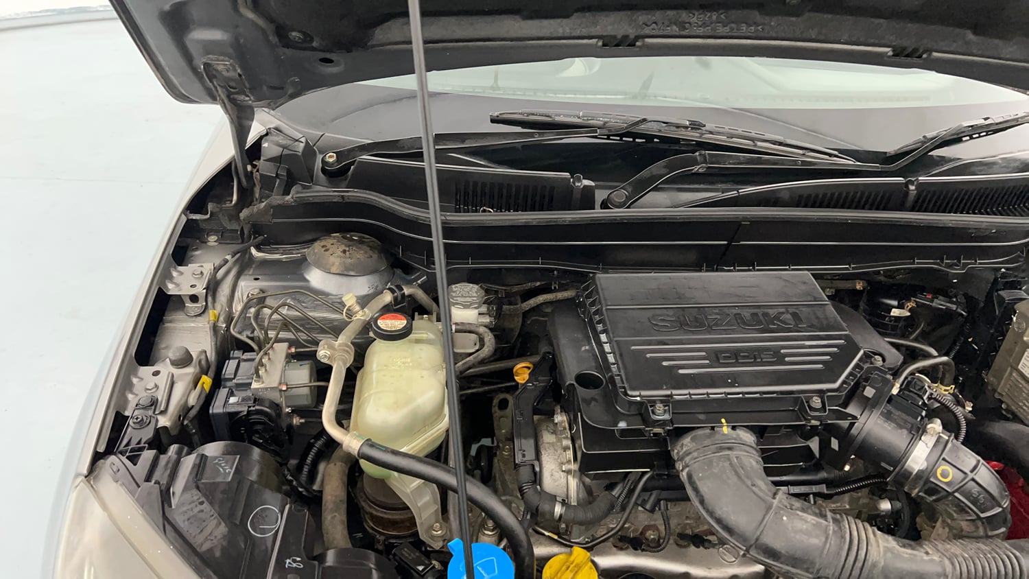 Used 2019 Maruti Suzuki Vitara Brezza [2016-2020] ZDi Plus Diesel Manual engine ENGINE RIGHT SIDE HINGE & APRON VIEW