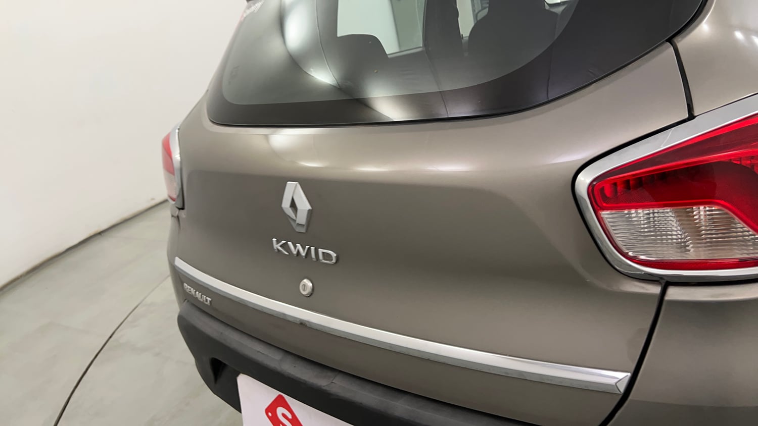 Used 2016 Renault Kwid RXT Petrol Manual dents MINOR SCRATCH