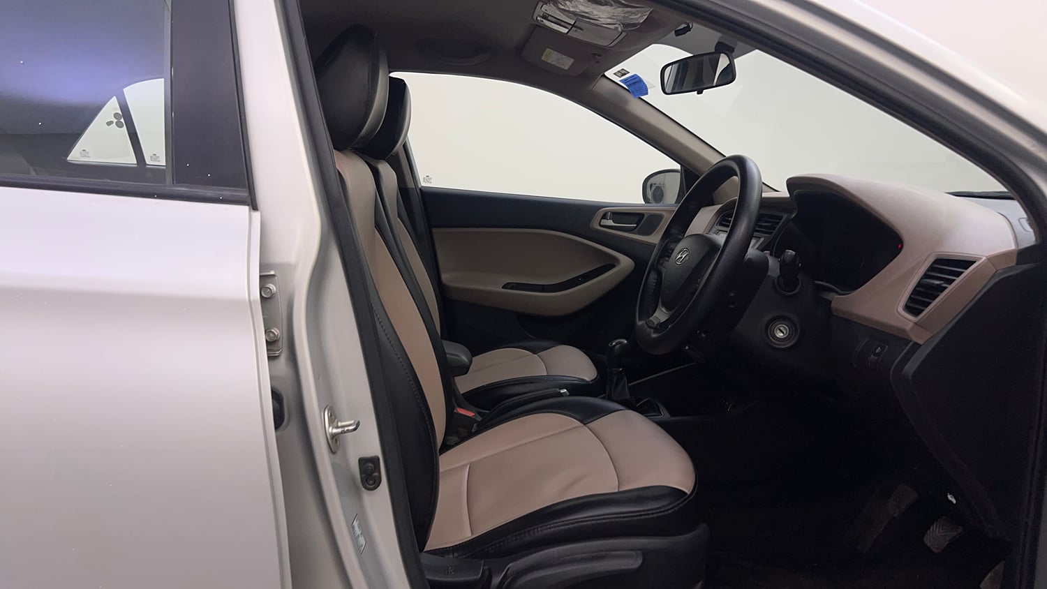 Used 2017 Hyundai Elite i20 Sportz 1.2 Petrol Manual interior RIGHT SIDE FRONT DOOR CABIN VIEW