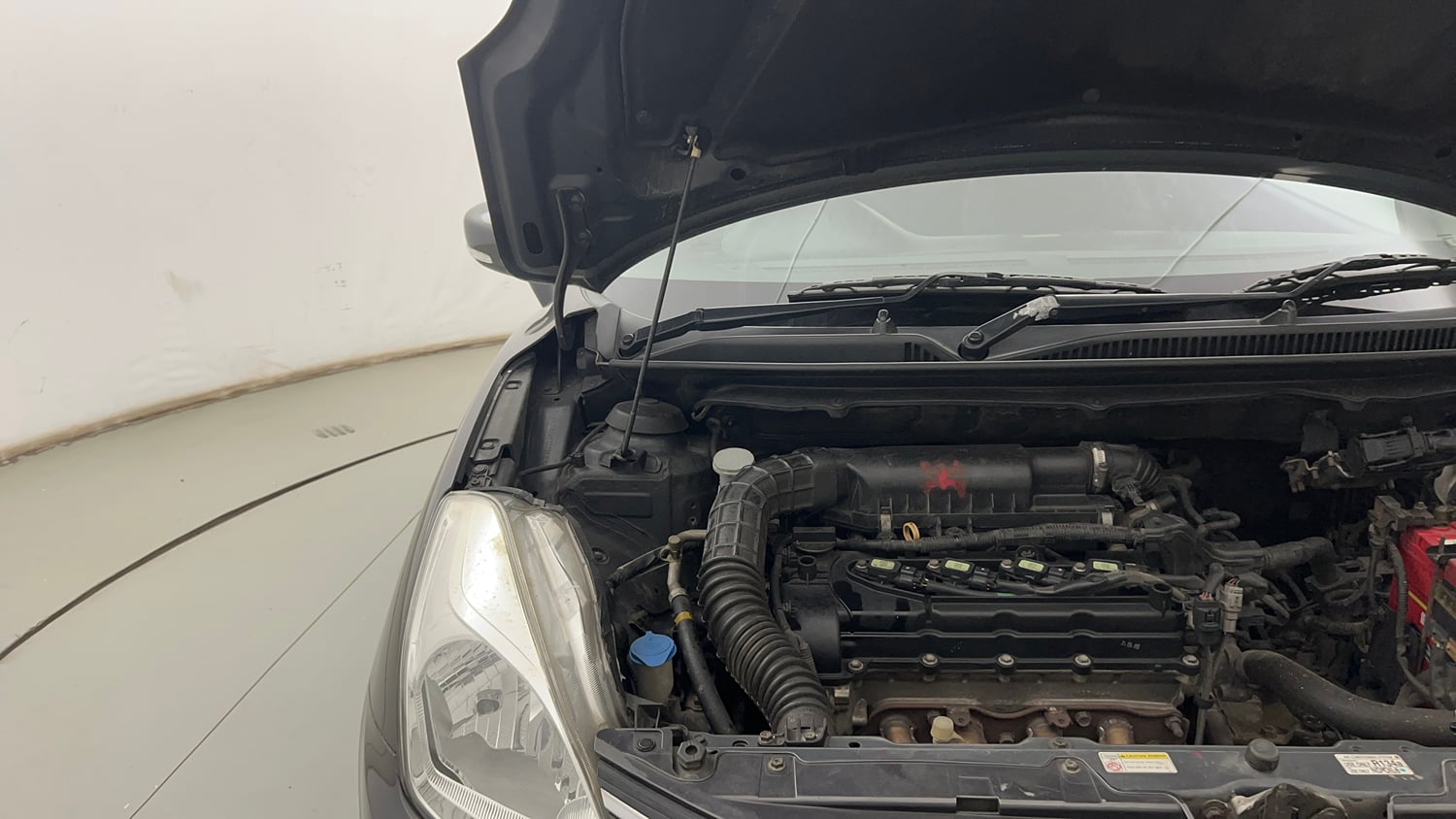 Used 2018 Maruti Suzuki Baleno Zeta 1.2 AT Petrol Automatic engine ENGINE RIGHT SIDE HINGE & APRON VIEW