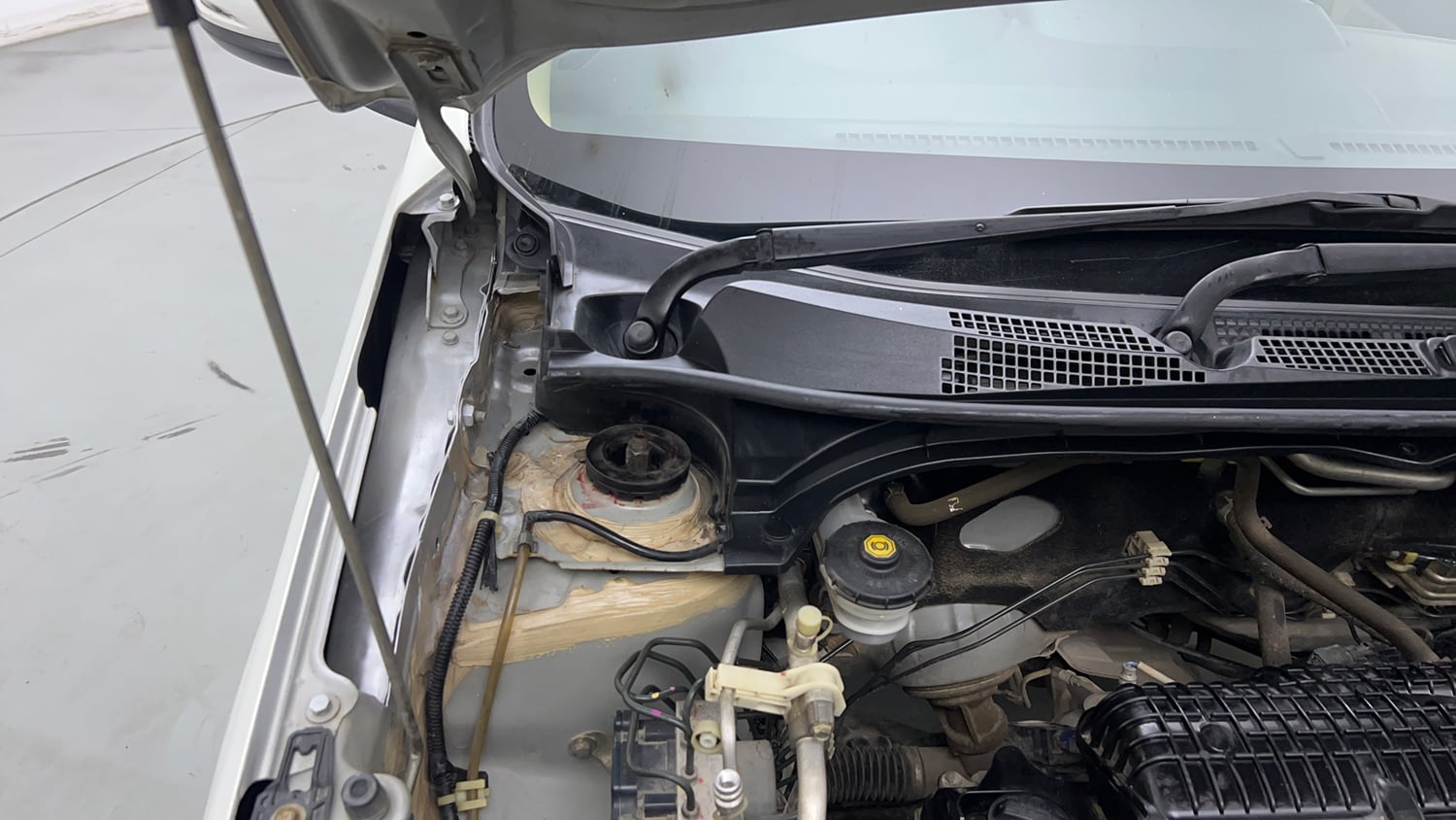 Used 2019 Honda Amaze 1.2 S CVT Petrol Petrol Automatic engine ENGINE RIGHT SIDE HINGE & APRON VIEW