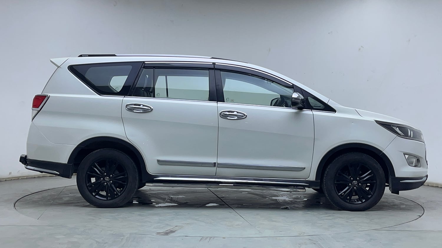 Used 2019 Toyota Innova Crysta Touring Sport Diesel AT Diesel Automatic exterior RIGHT SIDE VIEW