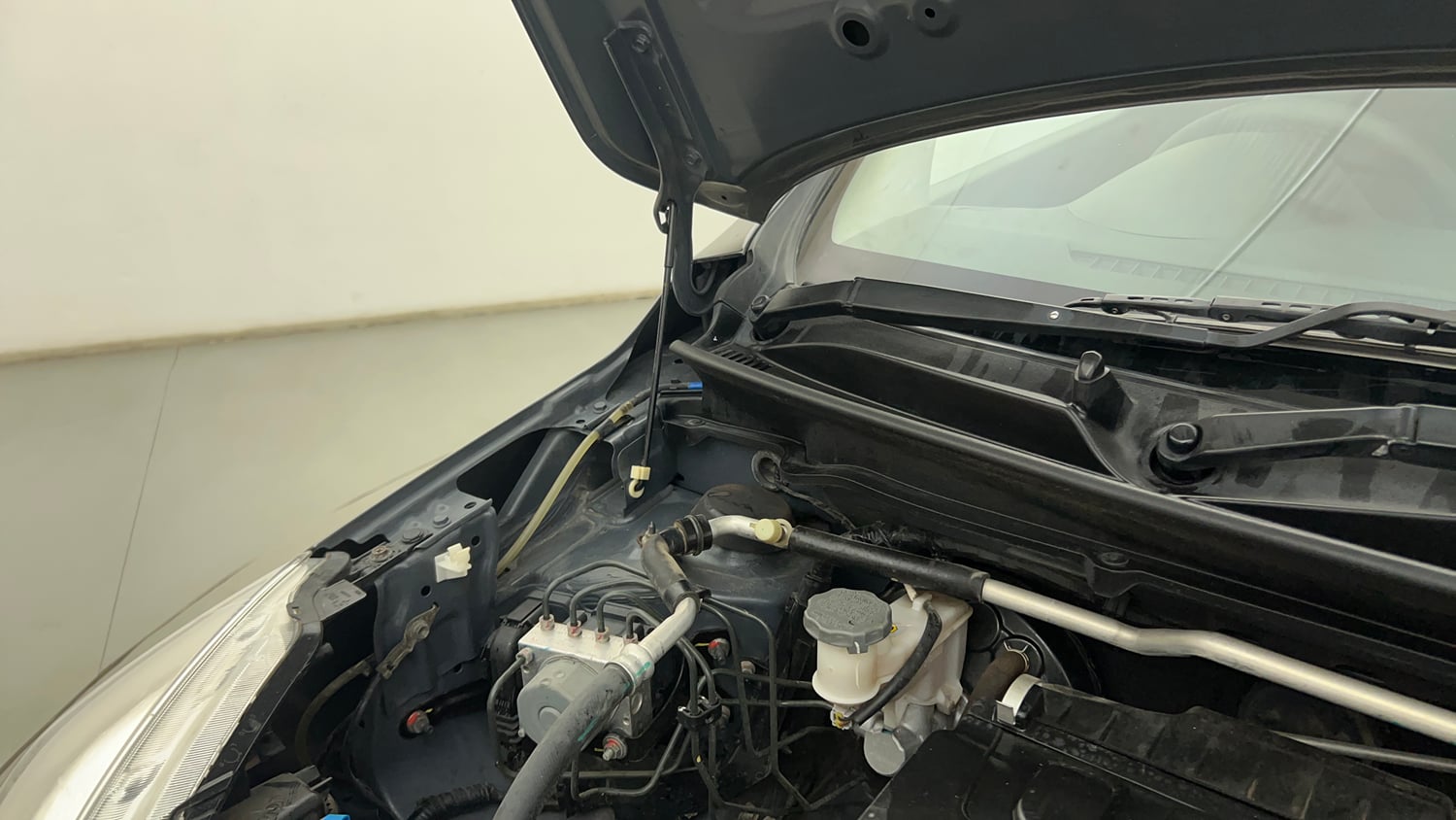 Used 2021 Maruti Suzuki Celerio X Zxi Petrol Manual engine ENGINE RIGHT SIDE HINGE & APRON VIEW