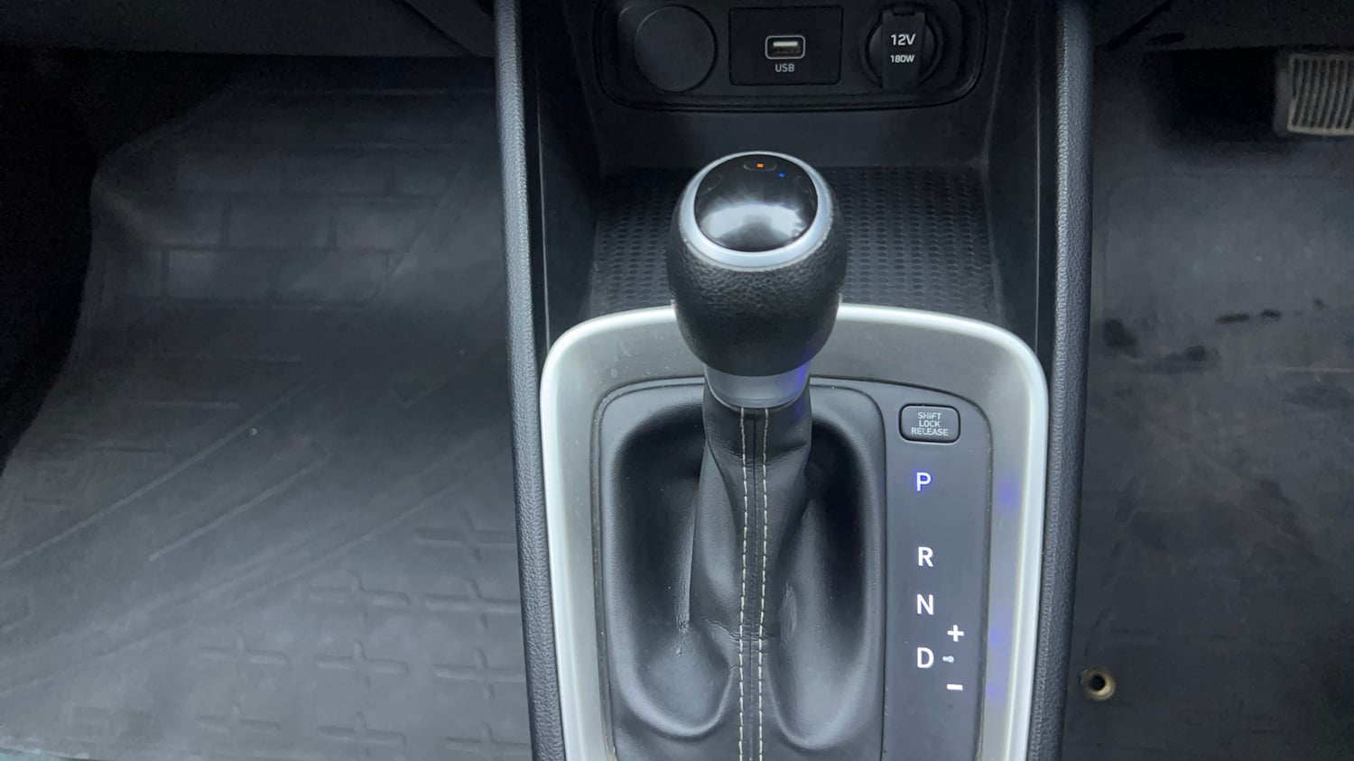 Used 2021 Hyundai Venue S 1.0 Turbo DCT Petrol Automatic interior GEAR  KNOB VIEW