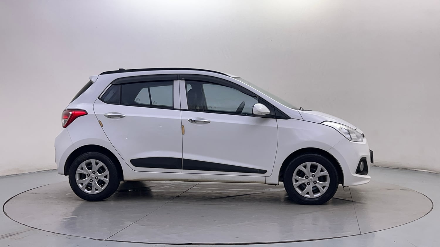 Used 2014 Hyundai Grand i10 Sportz 1.2 Kappa VTVT Petrol Manual exterior RIGHT SIDE VIEW