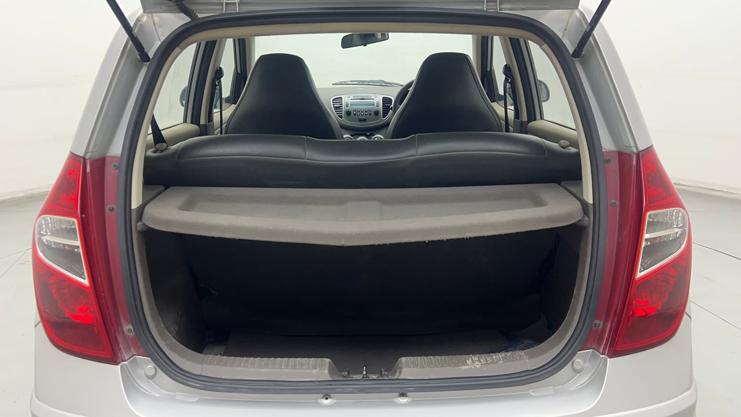 Used 2014 Hyundai i10 Sportz 1.1 iRDE2 Petrol Manual interior DICKY INSIDE VIEW