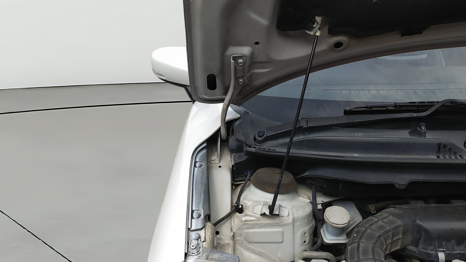 Used 2021 Maruti Suzuki Baleno Zeta Petrol Manual engine ENGINE RIGHT SIDE HINGE & APRON VIEW