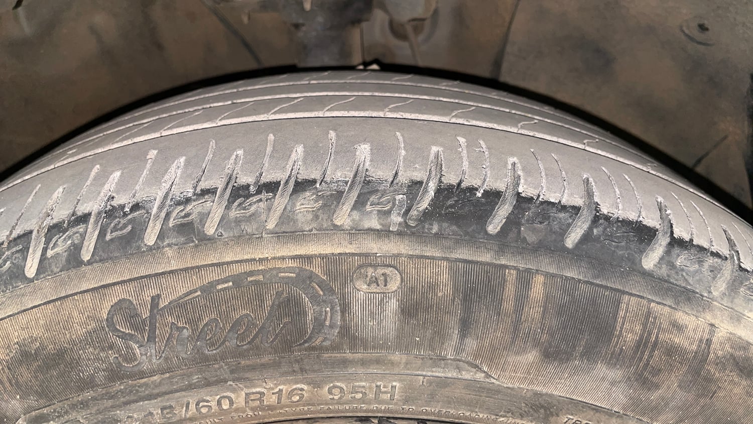 Used 2022 Hyundai Venue SX (O) 1.5 CRDi Executive Diesel Manual tyres RIGHT FRONT TYRE TREAD VIEW