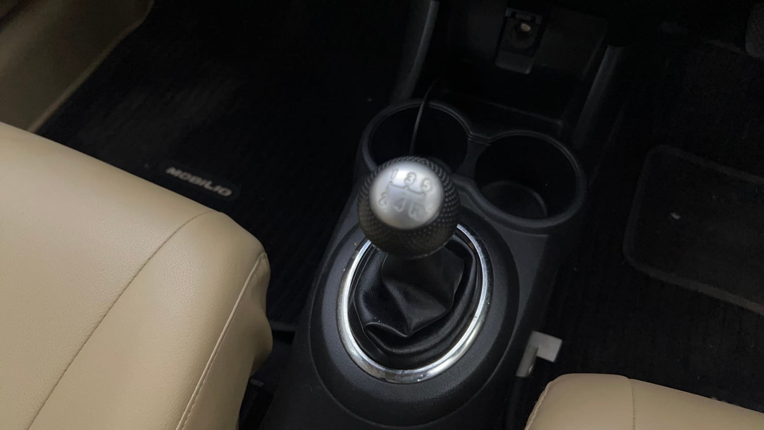 Used 2014 Honda Mobilio V Petrol Petrol Manual interior GEAR  KNOB VIEW