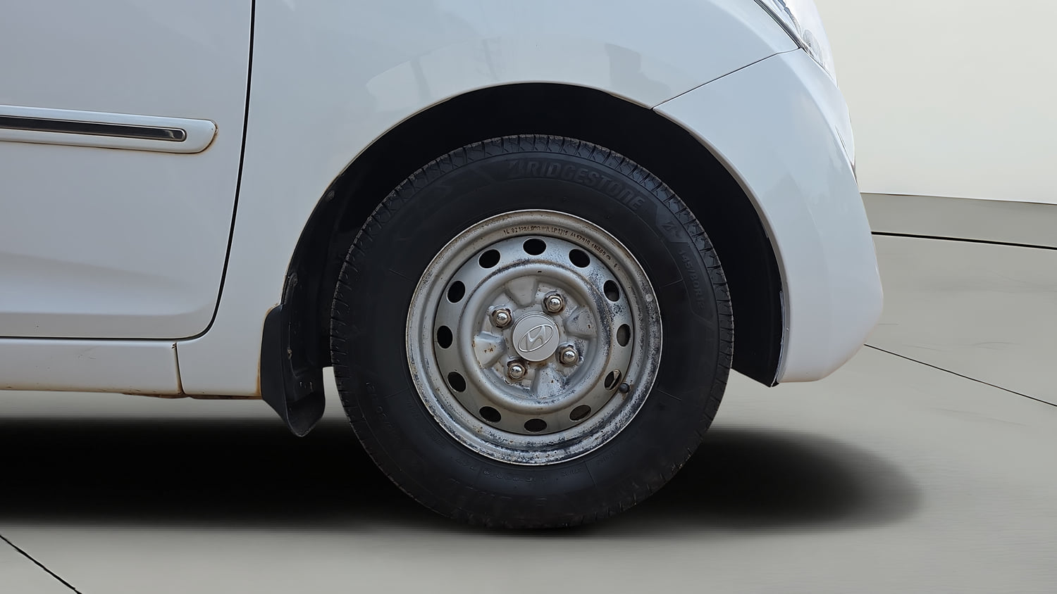 Used 2014 Hyundai Eon Era + Petrol Manual tyres RIGHT FRONT TYRE RIM VIEW
