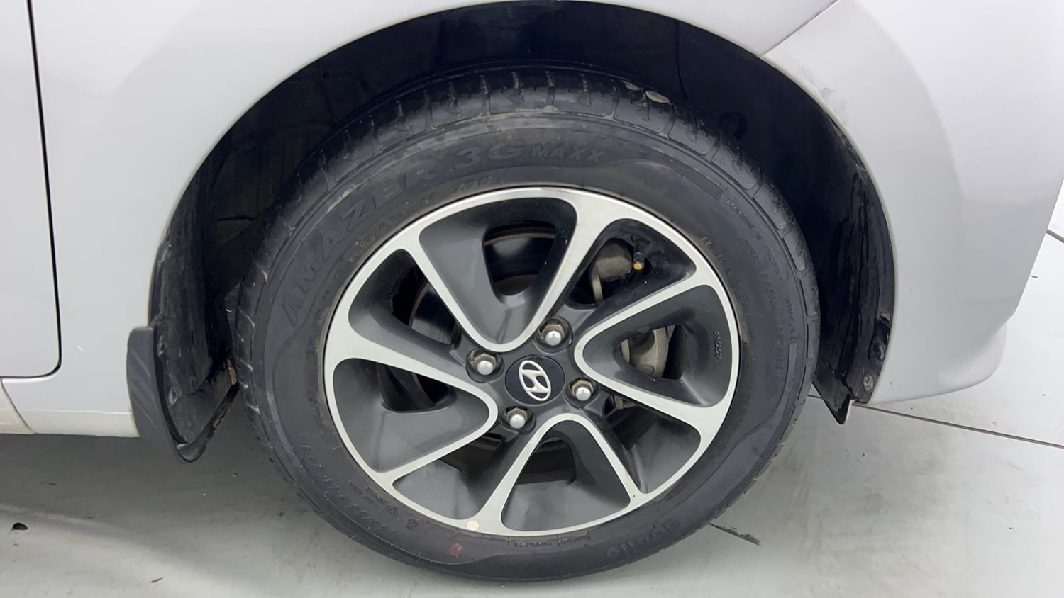 Used 2018 Hyundai Grand i10 Sportz (O) AT 1.2 Kappa VTVT Petrol Automatic tyres RIGHT FRONT TYRE RIM VIEW