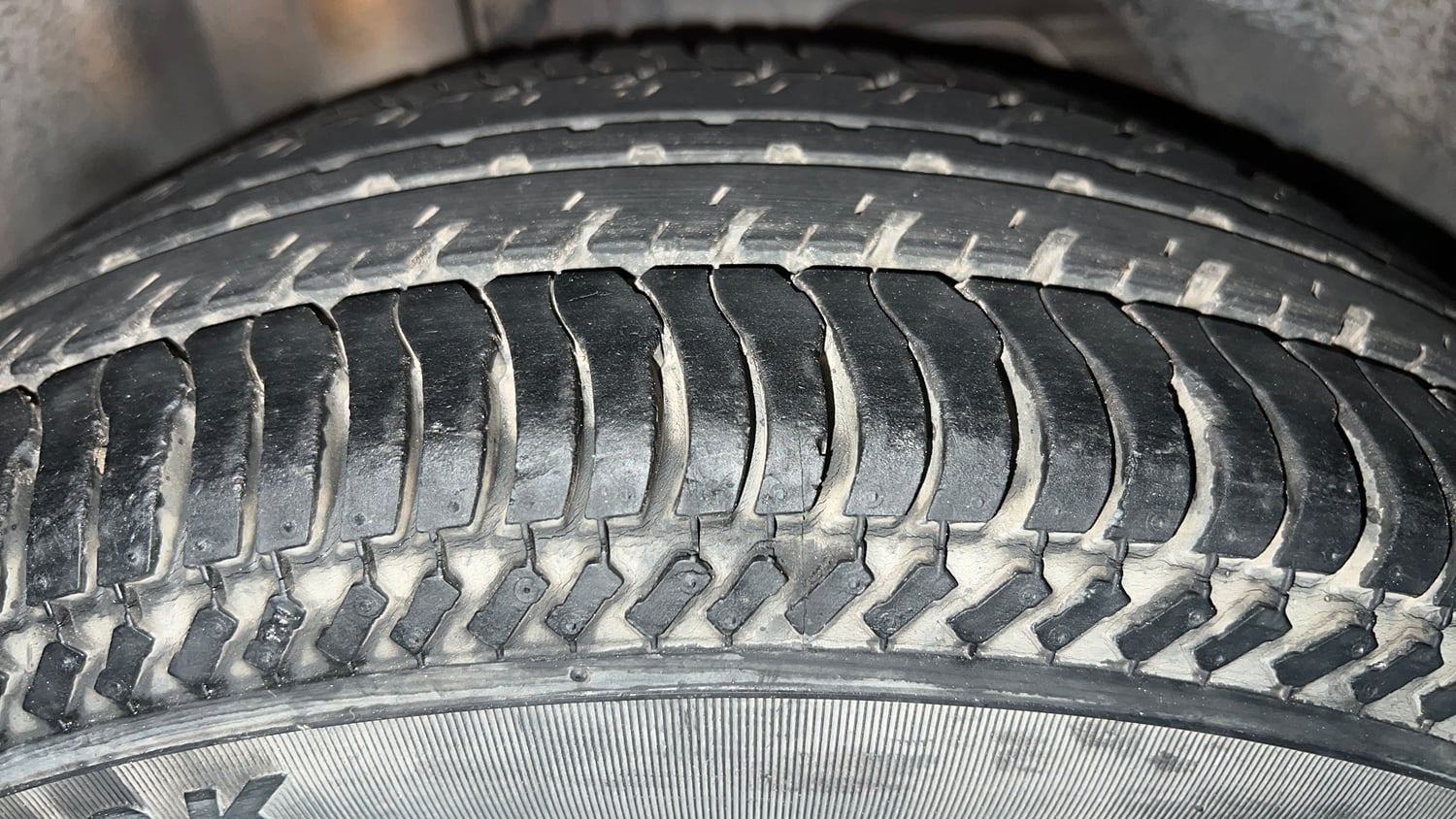 Used 2015 Ford Figo Aspire Titanium 1.5 Ti-VCT AT Petrol Automatic tyres RIGHT REAR TYRE TREAD VIEW