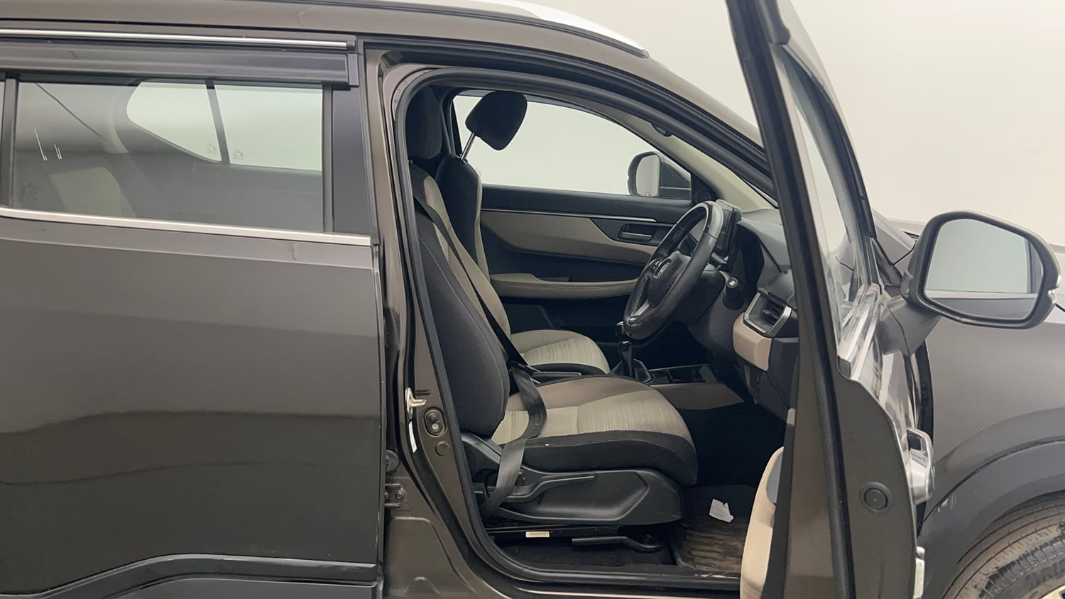 Used 2023 Honda Elevate VX MT Petrol Manual interior RIGHT SIDE FRONT DOOR CABIN VIEW