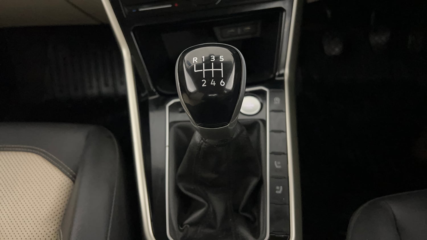 Used 2023 Volkswagen Virtus Topline 1.0 TSI MT Petrol Manual interior GEAR  KNOB VIEW