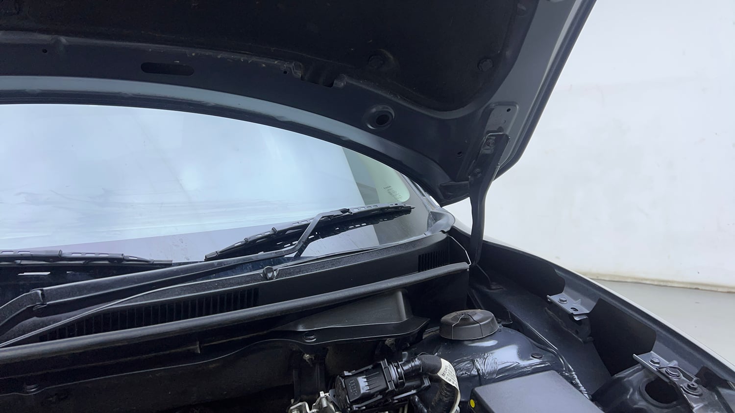 Used 2023 Maruti Suzuki Swift ZXi Plus AMT Petrol Automatic engine ENGINE LEFT SIDE HINGE & APRON VIEW