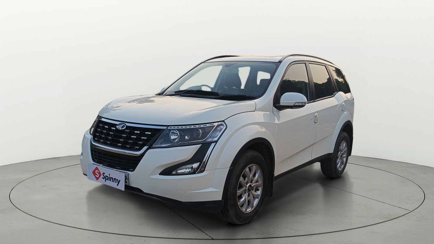 Used 2018 Mahindra XUV500 W9 Diesel Manual exterior LEFT FRONT CORNER VIEW