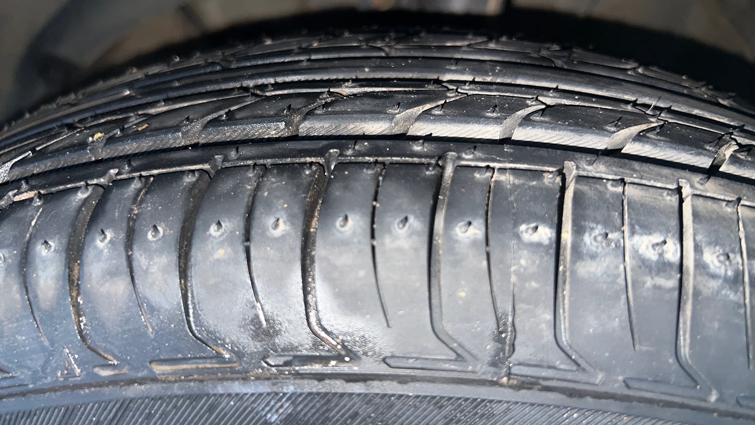 Used 2019 Maruti Suzuki Swift VXi AMT Petrol Automatic tyres LEFT FRONT TYRE TREAD VIEW