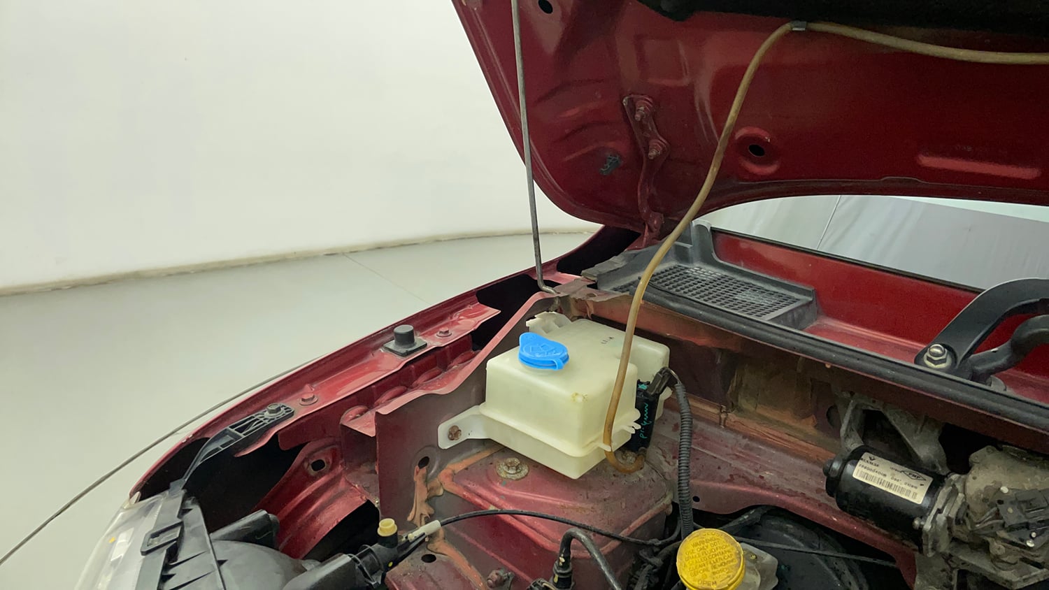 Used 2016 Renault Kwid 1.0 RXT Petrol Manual engine ENGINE RIGHT SIDE HINGE & APRON VIEW