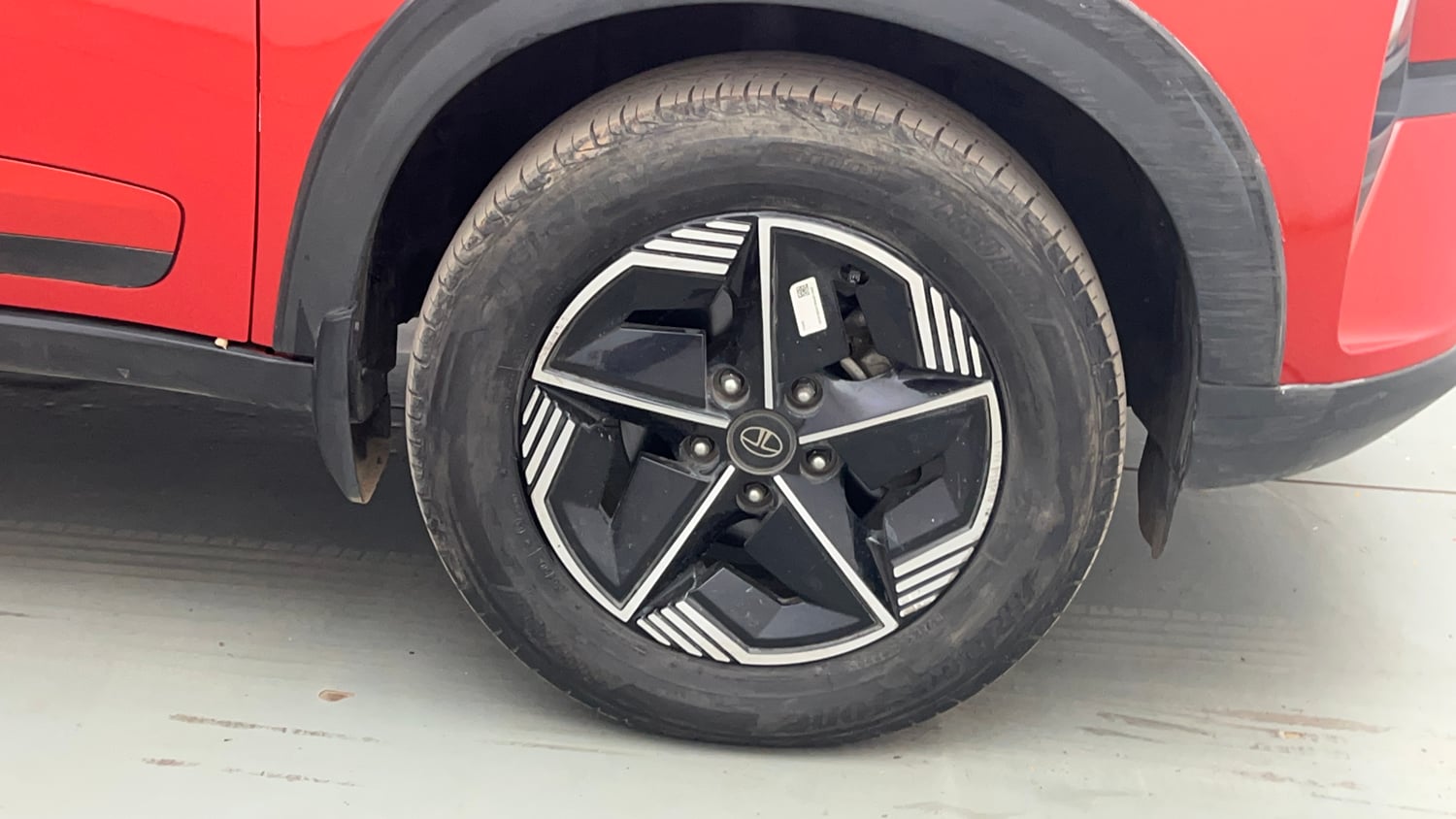 Used 2023 Tata Nexon Fearless 1.2 Revotron Petrol 6MT DT Petrol Manual tyres RIGHT FRONT TYRE RIM VIEW
