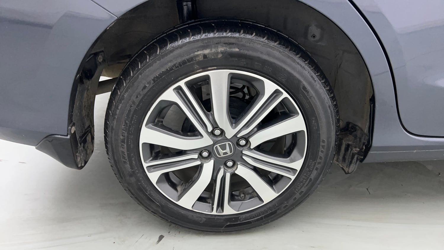 Used 2024 honda Amaze 2nd Generation VX 1.2 Petrol MT Petrol Manual tyres RIGHT REAR TYRE RIM VIEW