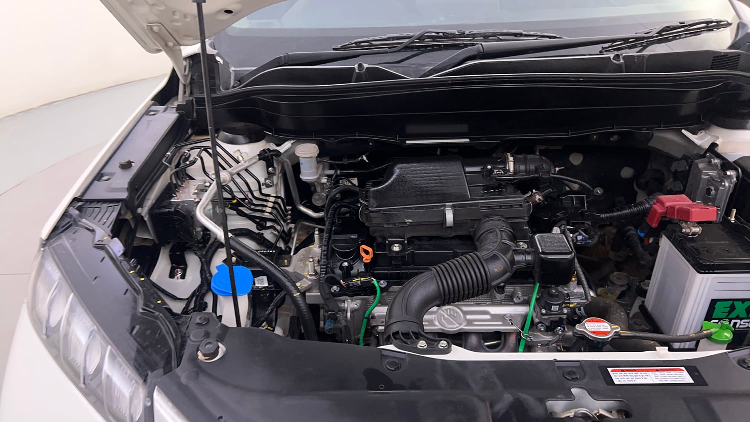 Used 2024 Maruti Suzuki Grand Vitara Delta Smart Hybrid Petrol Manual engine ENGINE RIGHT SIDE HINGE & APRON VIEW