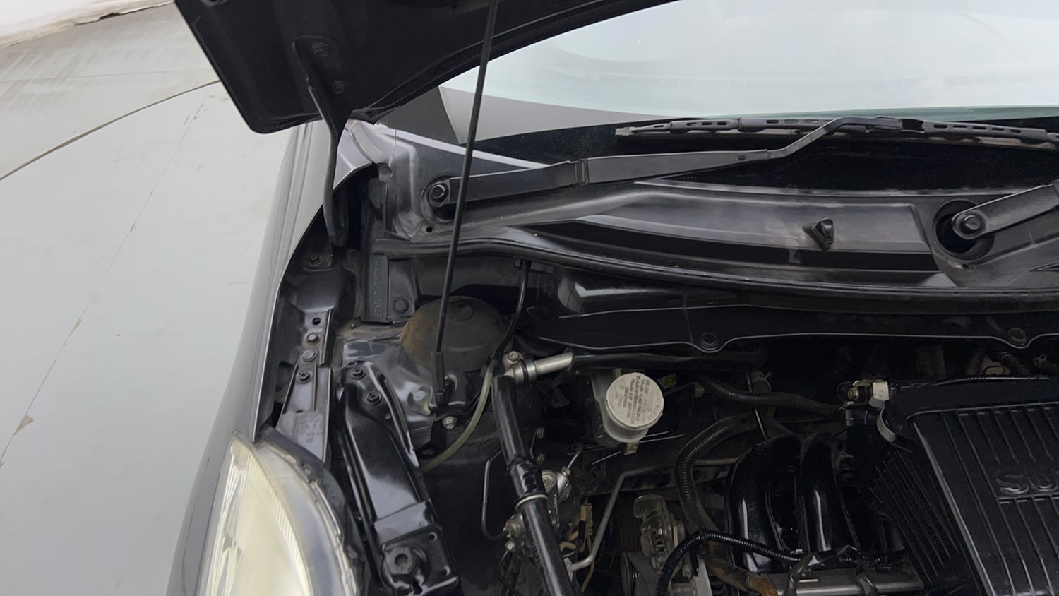 Used 2015 Maruti Suzuki Swift VXi Petrol Manual engine ENGINE RIGHT SIDE HINGE & APRON VIEW