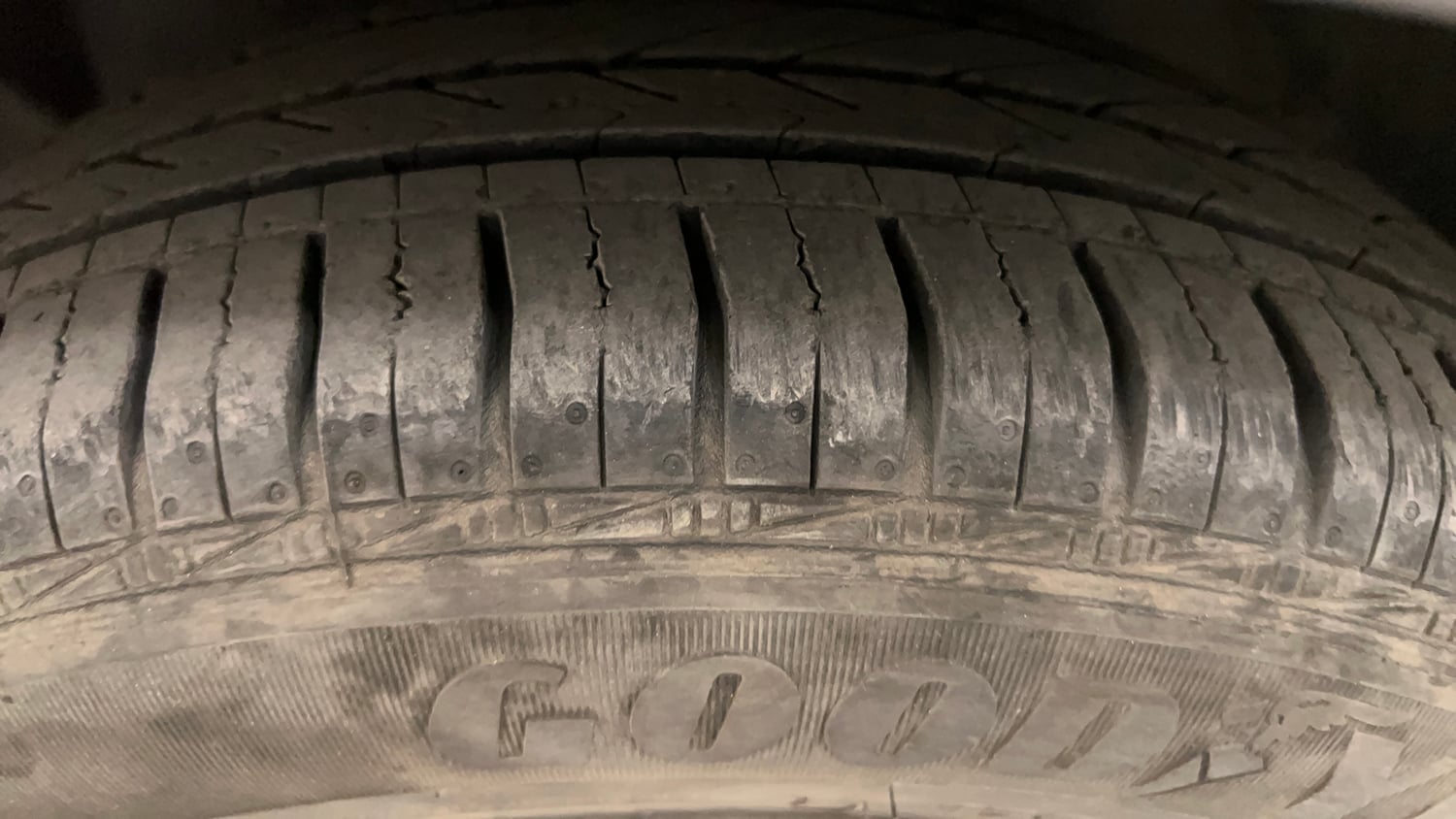 Used 2017 Ford Figo Aspire Titanium1.5 TDCi Diesel Manual tyres LEFT FRONT TYRE TREAD VIEW