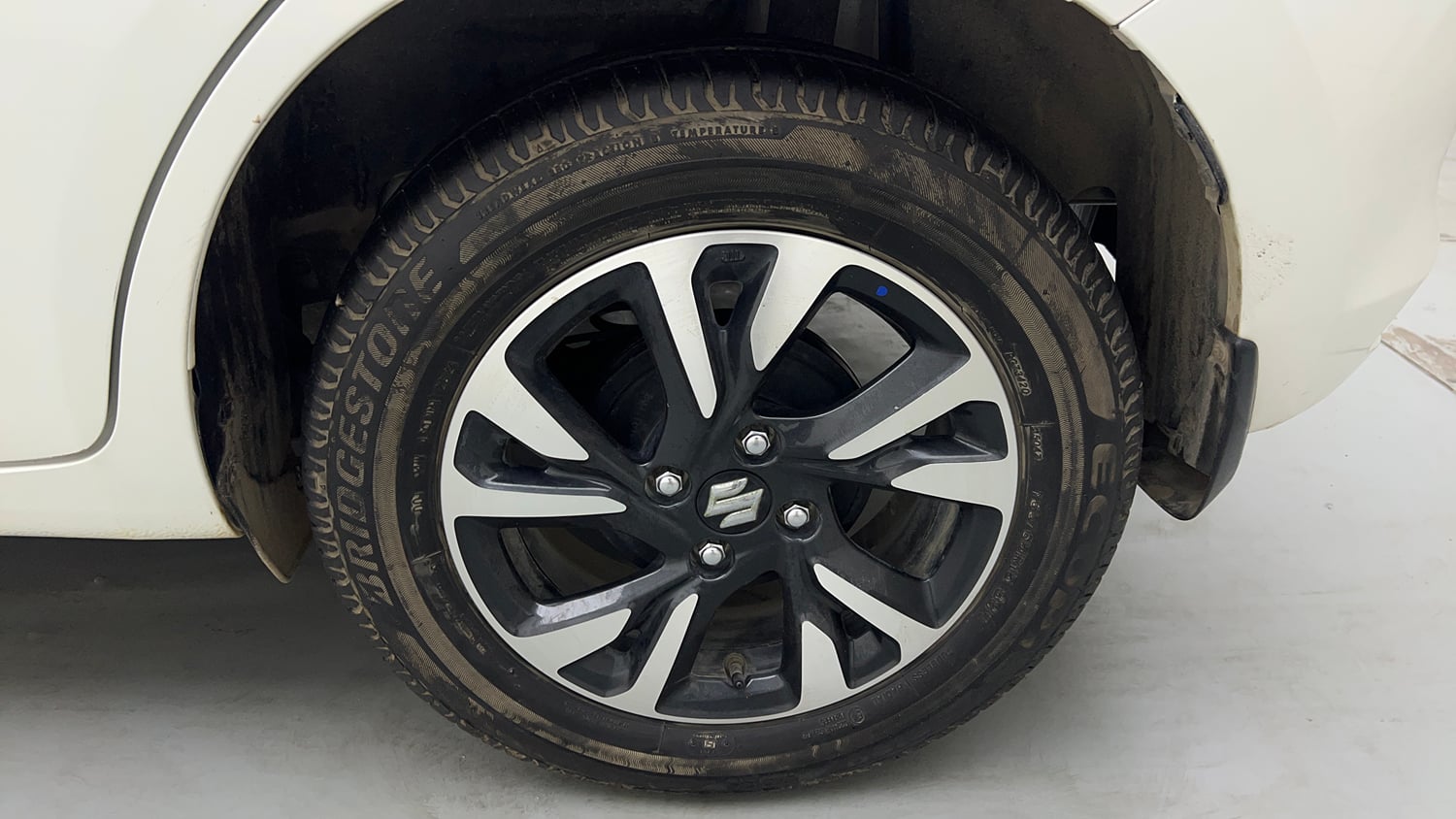 Used 2024 Maruti Suzuki Swift ZXi AMT Petrol Automatic tyres LEFT REAR TYRE RIM VIEW