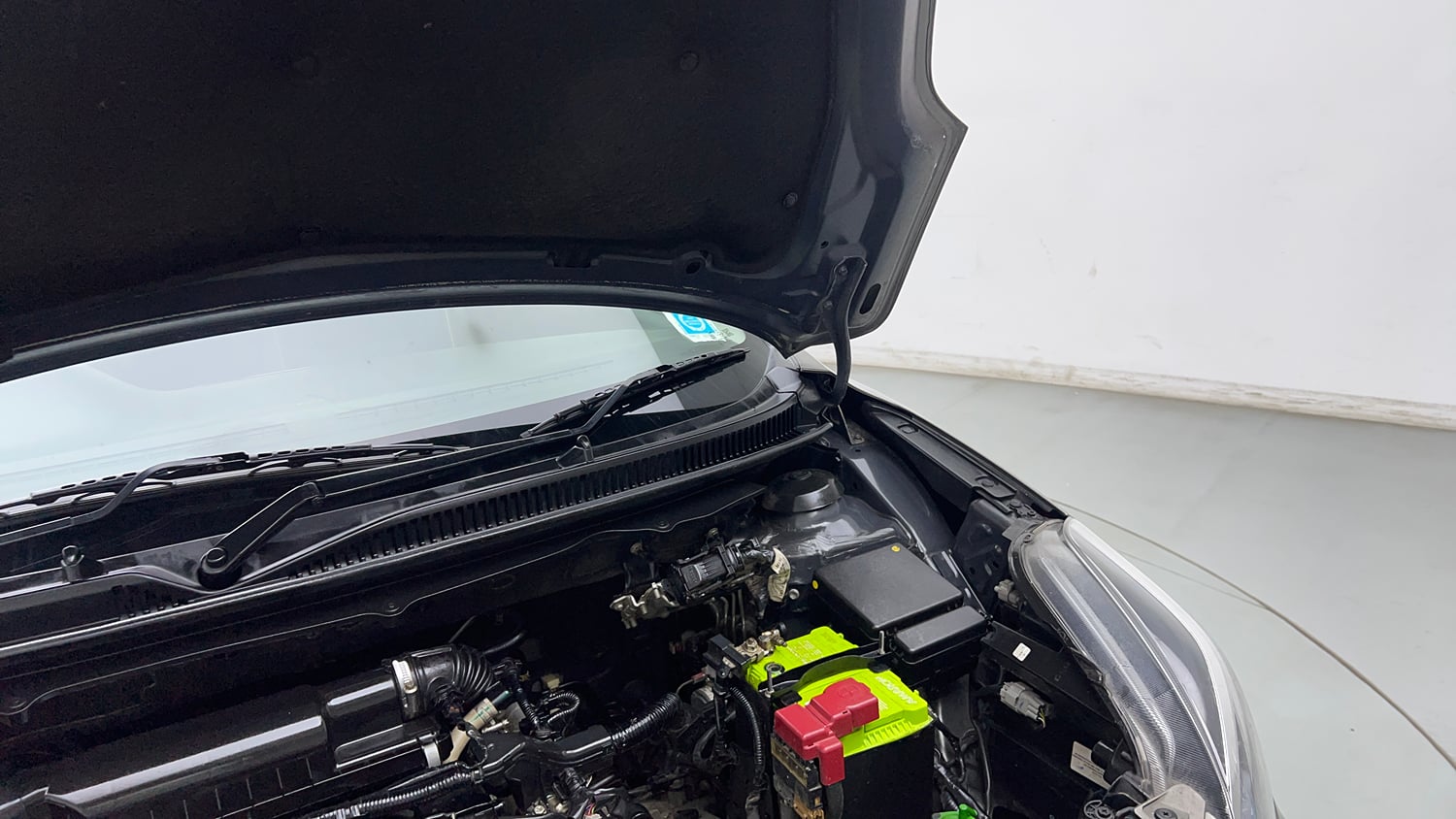 Used 2020 Maruti Suzuki Baleno Alpha Automatic Petrol Automatic engine ENGINE LEFT SIDE HINGE & APRON VIEW