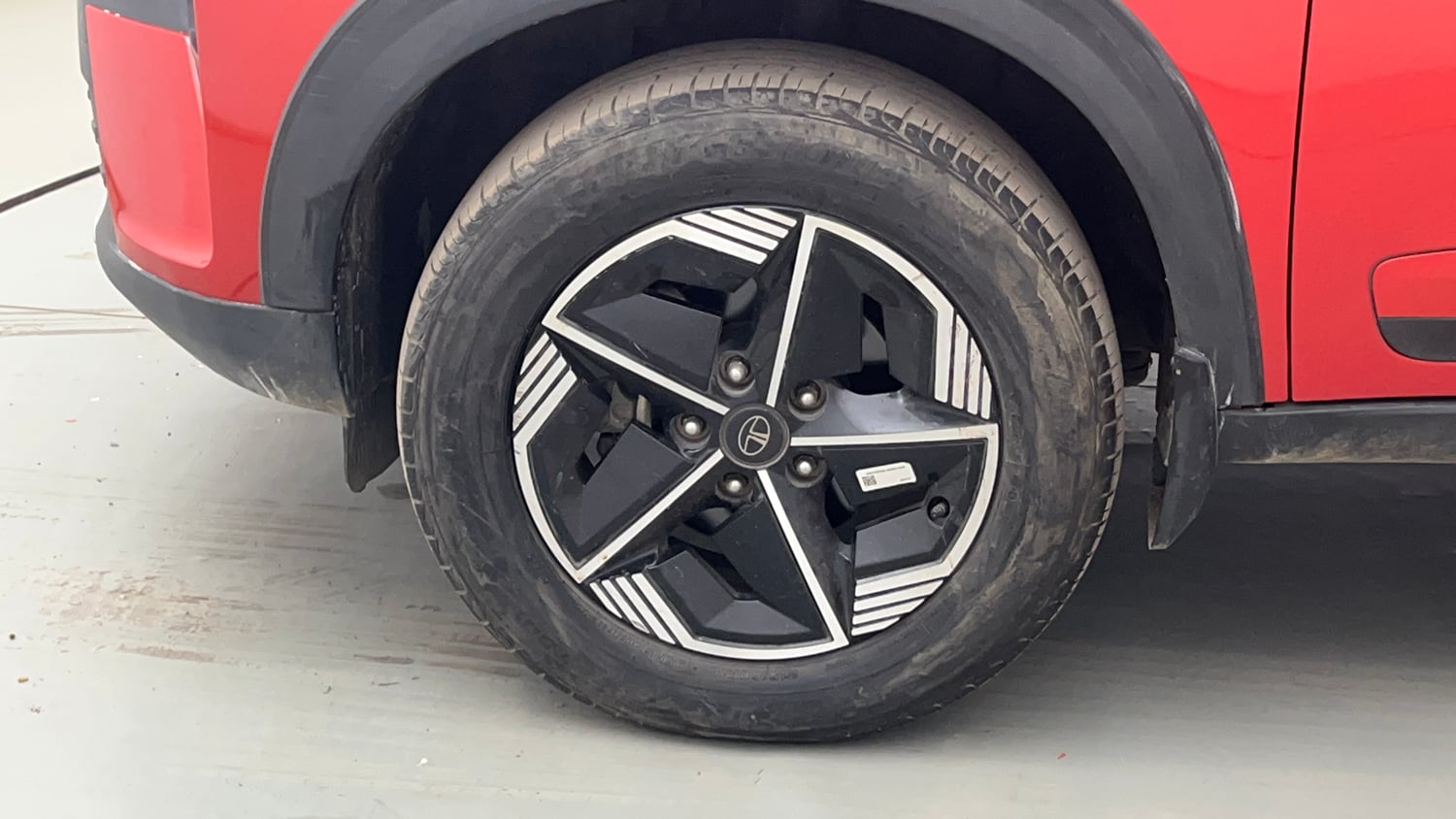 Used 2023 Tata Nexon Fearless 1.2 Revotron Petrol 6MT DT Petrol Manual tyres LEFT FRONT TYRE RIM VIEW