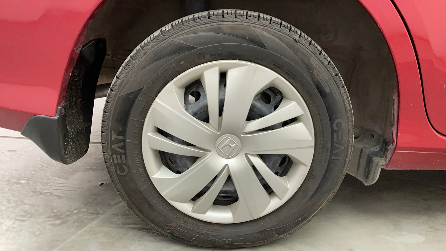 Used 2018 Honda Amaze 1.2 S CVT Petrol Petrol Automatic tyres RIGHT REAR TYRE RIM VIEW