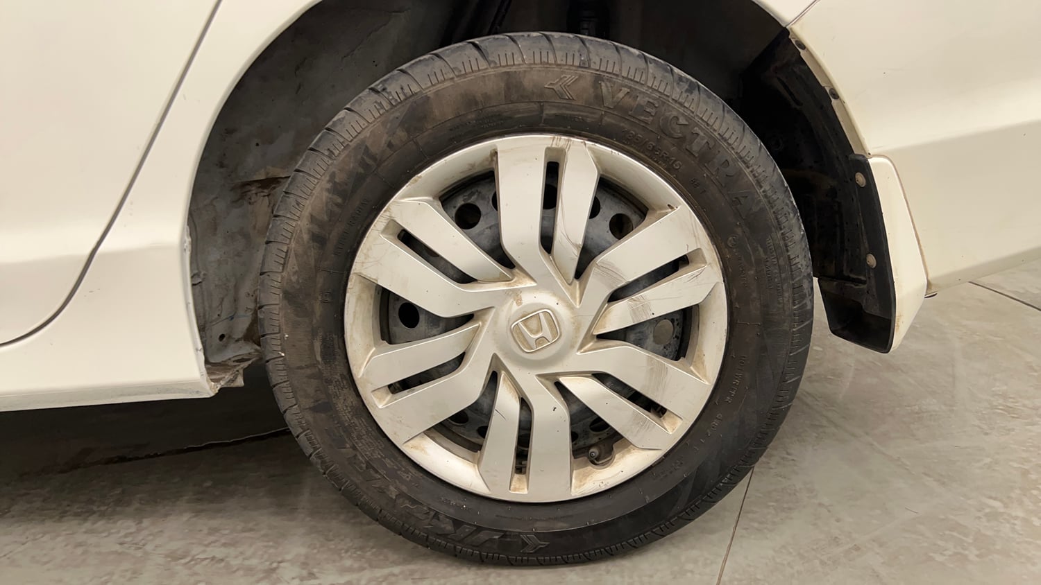Used 2016 Honda City SV Petrol Manual tyres LEFT REAR TYRE RIM VIEW