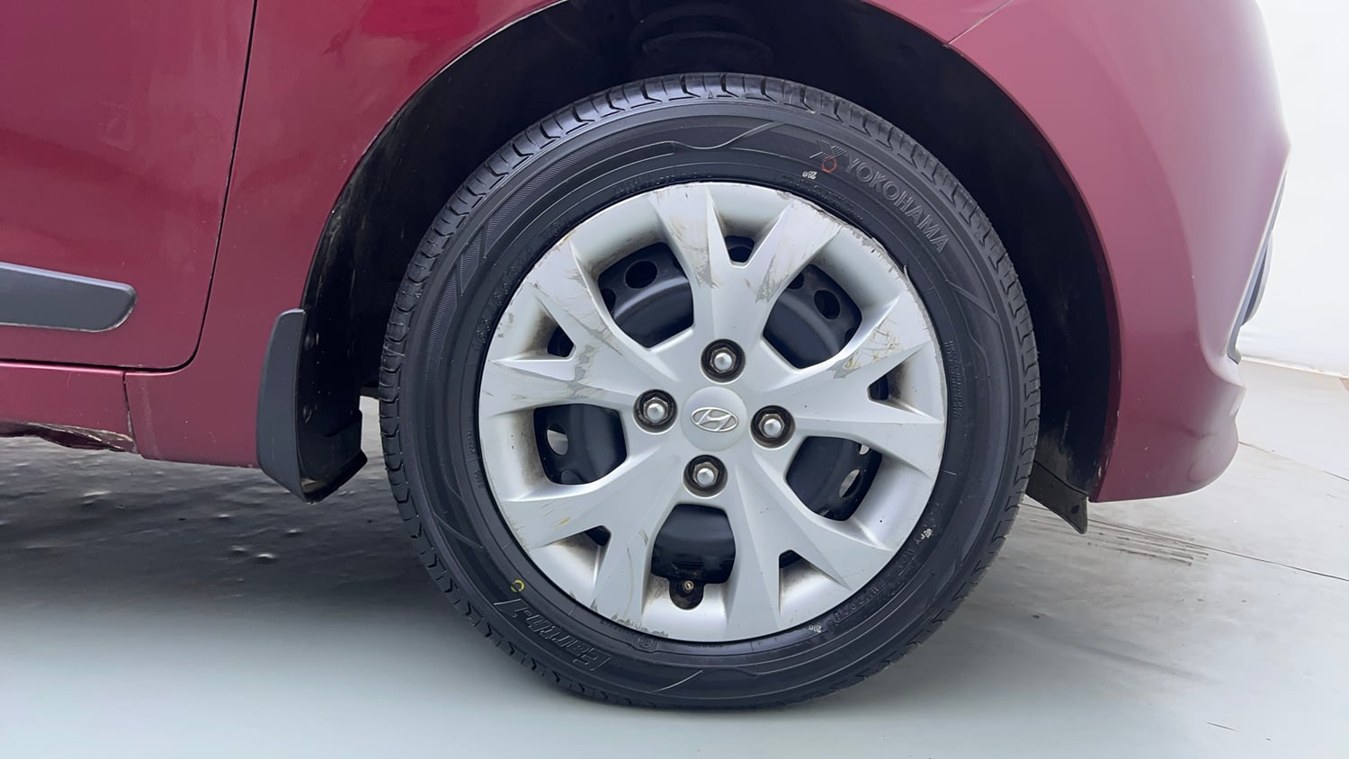Used 2015 Hyundai Grand i10 Sportz 1.2 Kappa VTVT Petrol Manual tyres RIGHT FRONT TYRE RIM VIEW