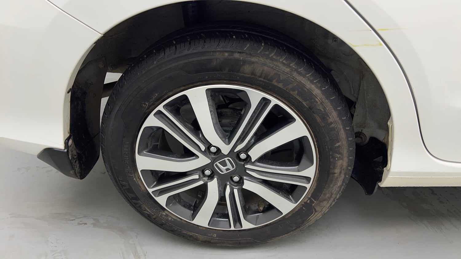 Used 2024 honda Amaze 2nd Generation VX 1.2 Petrol CVT Petrol Automatic tyres RIGHT REAR TYRE RIM VIEW