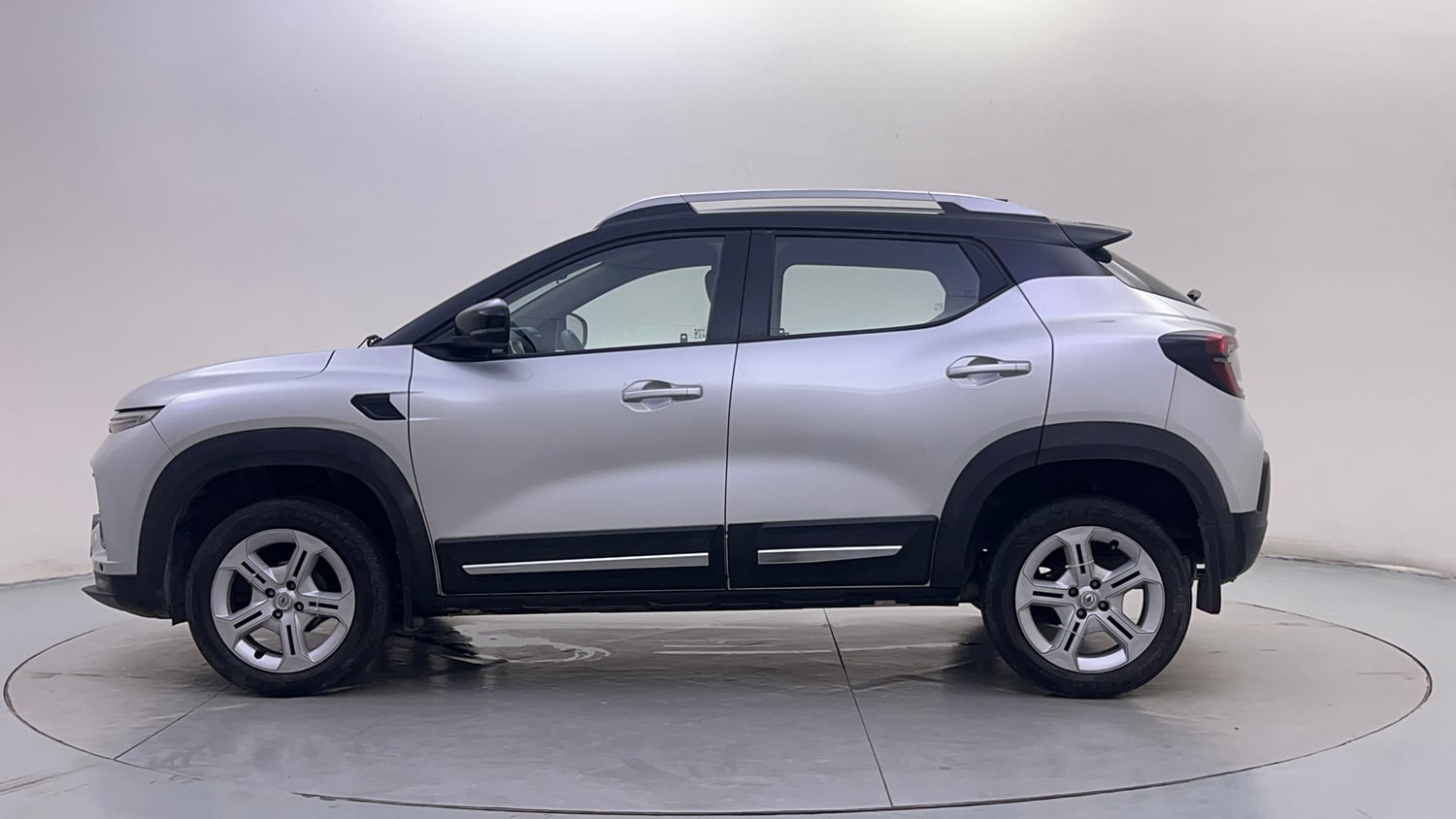 Used 2021 Renault Kiger RXT MT Dual Tone Petrol Manual exterior LEFT SIDE VIEW