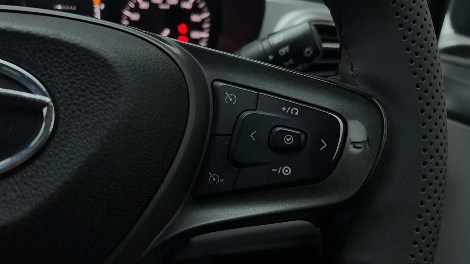 Used 2021 Tata Altroz XZ Petrol Petrol Manual top_features Cruise control