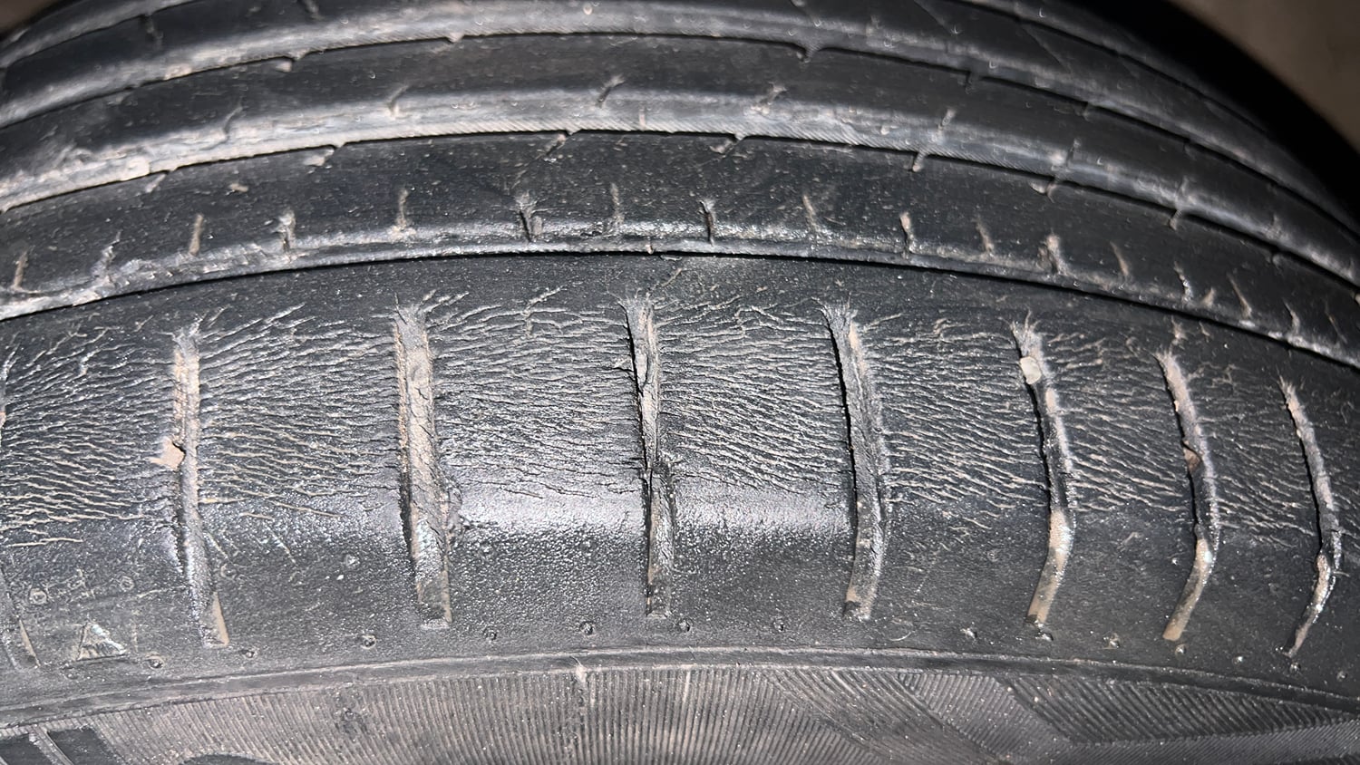 Used 2022 Maruti Suzuki Baleno Alpha AGS Petrol Automatic tyres LEFT FRONT TYRE TREAD VIEW