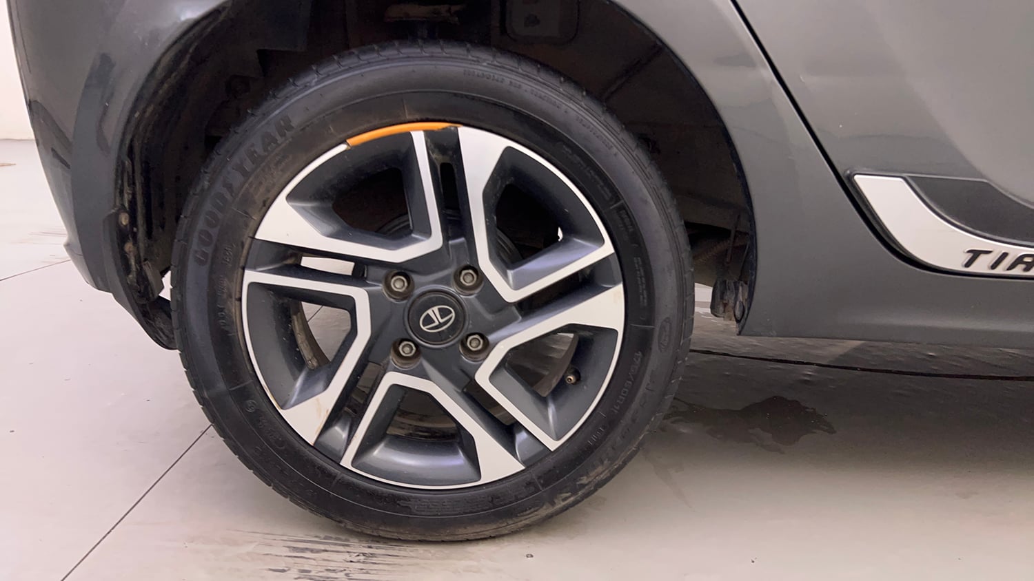 Used 2022 Tata Tiago XZ Plus Petrol Manual tyres RIGHT REAR TYRE RIM VIEW