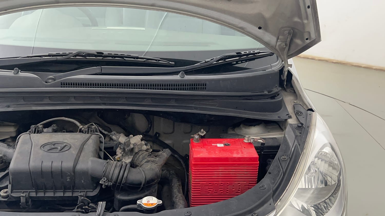Used 2013 Hyundai i10 Era 1.1 iRDE2 Petrol Manual engine ENGINE LEFT SIDE HINGE & APRON VIEW